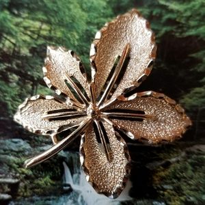 Vintage Sarah Coventry leaf brooch pale gold pin